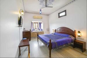 Ένα ή περισσότερα κρεβάτια σε δωμάτιο στο The Devi Lake Stay Udaipur