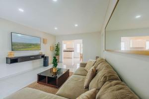 Μια τηλεόραση ή/και κέντρο ψυχαγωγίας στο Epic Views 2BedRoom House with Private Pool, BBQ, Outdoor Dining