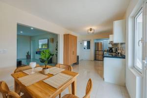 Η κουζίνα ή μικρή κουζίνα στο Epic Views 2BedRoom House with Private Pool, BBQ, Outdoor Dining