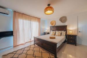 Ένα ή περισσότερα κρεβάτια σε δωμάτιο στο Epic Views 2BedRoom House with Private Pool, BBQ, Outdoor Dining +55 φωτογραφίες