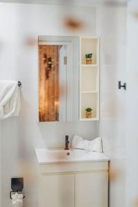 Ένα μπάνιο στο Epic Views 2BedRoom House with Private Pool, BBQ, Outdoor Dining