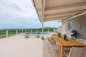 Μπαλκόνι ή βεράντα στο Epic Views 2BedRoom House with Private Pool, BBQ, Outdoor Dining