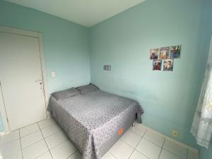 Un dormitorio pequeño con una cama en una habitación. en Apto por temporada COP30, en Belém