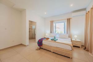 Ένα ή περισσότερα κρεβάτια σε δωμάτιο στο Cozy Villa, BBQ, Spacious Outdoor, Pool, 6 Sleeps +36 φωτογραφίες