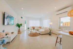 Χώρος καθιστικού στο Cozy Villa, BBQ, Spacious Outdoor, Pool, 6 Sleeps