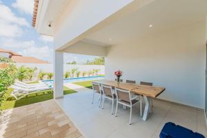 Μπαλκόνι ή βεράντα στο Cozy Villa, BBQ, Spacious Outdoor, Pool, 6 Sleeps