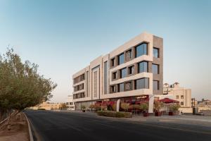 Sulţānahにあるالاورفلي للوحدات السكنيةの通り沿いにある建物