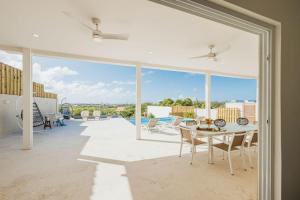 Μπαλκόνι ή βεράντα στο Stunning Sunset Views, Big Pool, Hot Tub, Sleeps 8