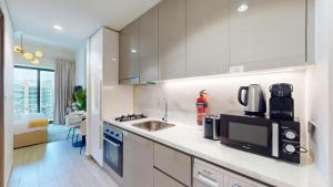 Kuchyň nebo kuchyňský kout v ubytování Locations l Luxurious Studio l Free Pool, Gym Access l Meydan