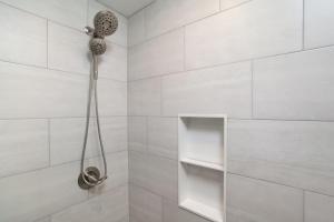 una doccia con soffione in un bagno di Cedars Peak Downtown 2 Condos a Sevierville Altre 67 foto