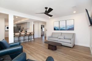 un soggiorno con un divano e un ventilatore a soffitto di Cedars Peak Downtown 2 Condos a Sevierville
