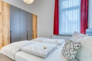 two beds in a room with a red window at Buten un Binnen in Norderney