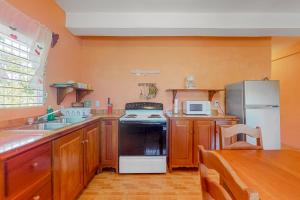 Una cocina o cocineta en Scarlet Macaw at De Real Macaw