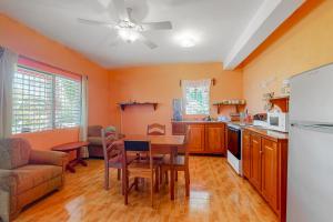Una cocina o cocineta en Scarlet Macaw at De Real Macaw