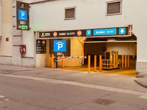 una entrada a un garaje con una señal de estacionamiento en Opera Central Stay, en Budapest