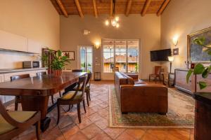 a kitchen and living room with a table and chairs at Villa Bricco dei Cogni in La Morra