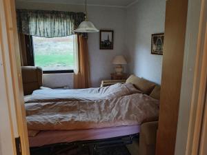 een slaapkamer met een bed en een raam bij Villa Tolonen in Talosenkylä