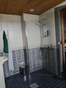 een badkamer met een douche met een glazen deur bij Villa Tolonen in Talosenkylä +22 foto's