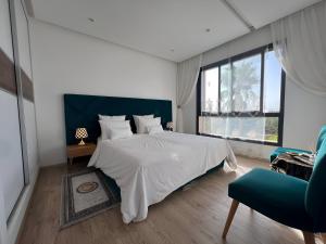 une chambre avec un grand lit et une grande fenêtre dans l'établissement Villa Fiori Luxury Italian Villa, Pool & Spa, Marrakech, à Douar bel Rhanodour 14 autres photos