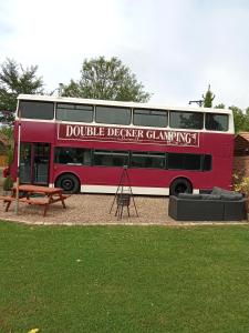 StickneyにあるWoodfarm Glampingの公園に駐車している赤い二階建てバス