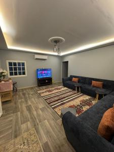 Una sala de estar con un sofá y un televisor. en شقه خاصه, en Medina