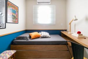 a bedroom with a bed with a wooden frame at Apezinho Good Vibes in Dourados