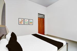 Postel nebo postele na pokoji v ubytování Hotel O Lord Krishna