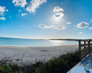 vista su una spiaggia con panca di legno di Appartement duplex vue mer ad Audierne