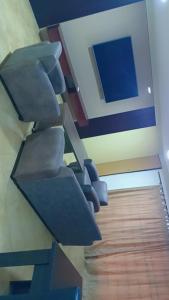 ラゴスにあるMajestic Homesの窓のある建物内の螺旋階段