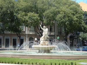 una estatua en una fuente frente a un edificio en TripGeo Guesthouse, en Lisboa