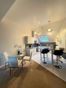 une cuisine et une salle à manger avec une table et des chaises dans l'établissement The Sawmills, à Carlisle 46 autres photos