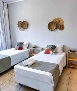 two beds in a room with hearts on the wall at Ap 101 - Apartamento no centro da cidade in Maria da Fé +27 photos