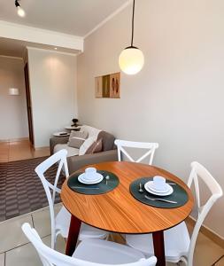 ein Esszimmer und ein Wohnzimmer mit Tisch und Stühlen in der Unterkunft Ap 101 - Apartamento no centro da cidade in Maria da Fé