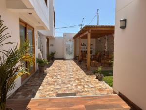 a walkway in a house with a patio at Betania in Paracas