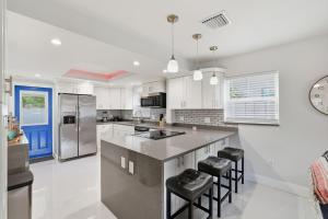 Kuchyň nebo kuchyňský kout v ubytování 2BR Home Near Wilton Manors & Downtown