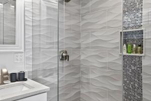 Koupelna v ubytování 2BR Home Near Wilton Manors & Downtown + 28 fotografií