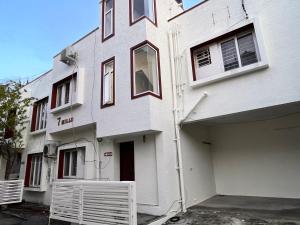 チェンナイにある7 Hills Service Apartmentsの白い建物