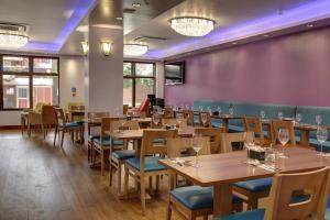 A restaurant or other place to eat at The Airlink Hotel London Heathrow 