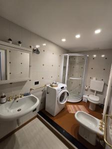 a bathroom with a sink and a washing machine at CASA BOSSA - Centro storico a 1 minuto dal mare in Sestri Levante