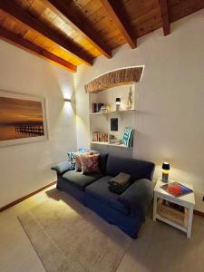 a living room with a blue couch and a table at CASA BOSSA - Centro storico a 1 minuto dal mare in Sestri Levante