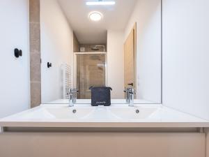 Bilik mandi di Appartement moderne au Cernix avec grande terrasse - FR-1-809-16