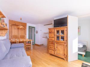 a living room with a couch and a tv at Appartement 2/3 pièces, 6 pers, quartier Falaise - FR-1-314-208 in Morzine