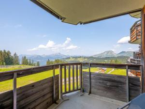 a balcony with a view of the mountains at Appartement 2/3 pièces, 6 pers, quartier Falaise - FR-1-314-208 in Morzine