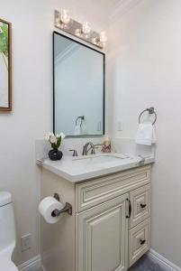 Koupelna v ubytování Bright Pasadena Getaway w Patio & Near Old Town + 23 fotografií