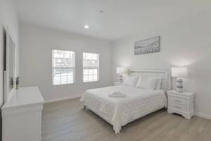 une chambre blanche avec un grand lit et deux fenêtres dans l'établissement Stylish Pasadena Stay Near Old Town & Rose Bowl, à East Pasadena