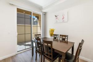 ein Esszimmer mit Tisch und Stühlen in der Unterkunft Elegant Pasadena Homew Patio Parking Near Old Town in East Pasadena + 19 Fotos