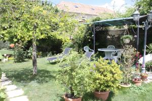 アルマーニュ・アン・プロバンスにあるGîte De Dianeの木々のある庭園