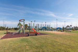 un parque con un área de juegos con tobogán en Los Flamencos, en Isla Canela