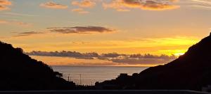 a sunset over the ocean with the horizon at Anmar, rincón de desconexión y naturaleza in Playa de Tasarte