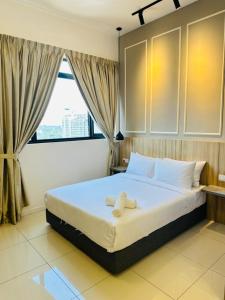 クアラルンプールにあるChamber Residence klcc by Elegantのベッドとタオル2枚のある寝室 +49枚の写真